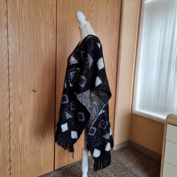 Poncho Shawl Black White Grey Gray Geometric Fringe Tassle Boho Openfront - Picture 4 of 5